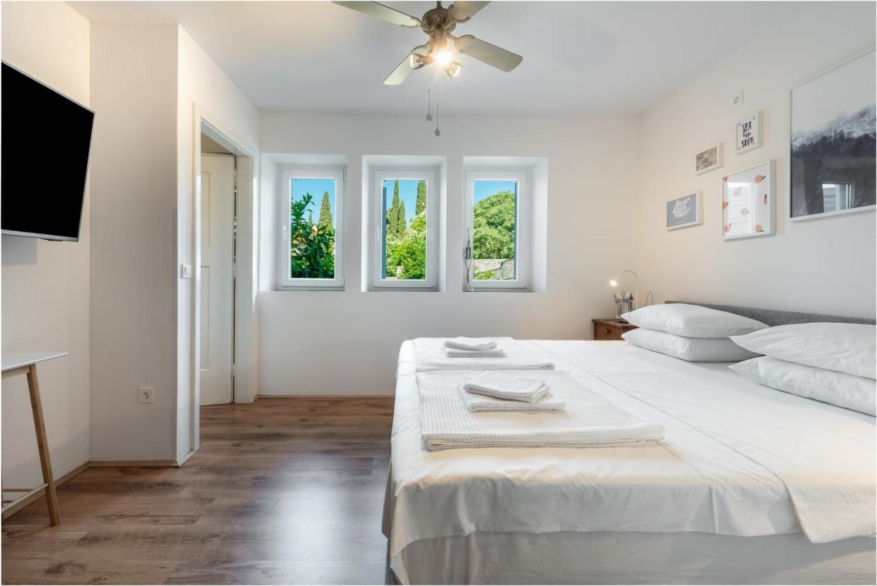 Apartment Near Old Town, Free Parking & Huge Garden ดูบรอฟนิก ภายนอก รูปภาพ